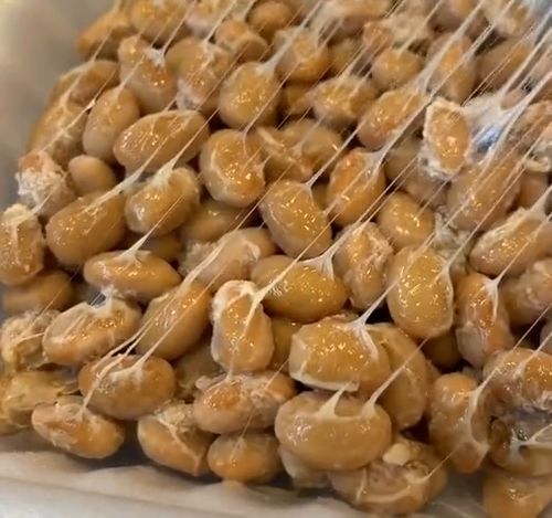 原來蠟筆小新里永遠拉不完絲的納豆是這樣的,我是不敢下嘴